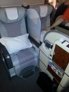 61 First class Emirates Airlines, na_s_ domov na 7 hodin