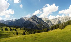 Letné Tirolsko: Subtropická klíma, skalnaté štíty, gotické budovy, wuršty a knedlíky